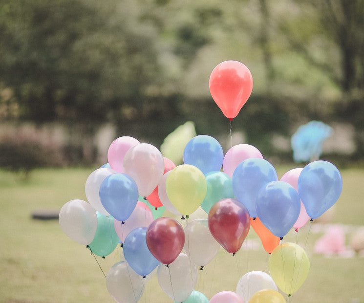 Luftballons steigen lassen zur Hochzeit