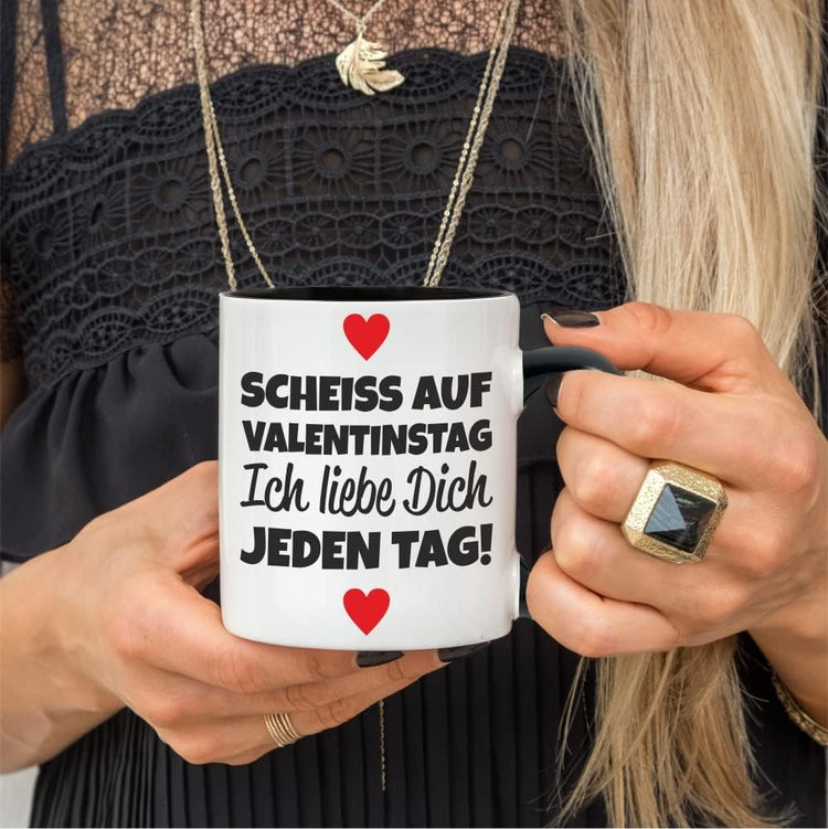 Schwarze Tasse - Scheiß auf Valentinstag - Ich liebe Dich jeden Tag